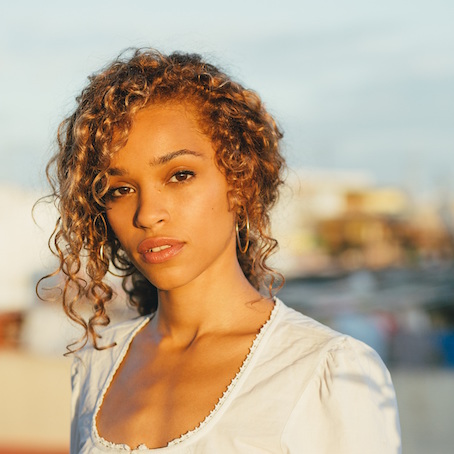 Izzy Bizu - White Tiger